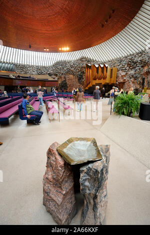 Innenraum der Temppeliaukio Kirche oder Kirche, die Brüder Timo e Tuomo Suomalainen 1969 konzipiert. Finnland, Helsinki Stockfoto