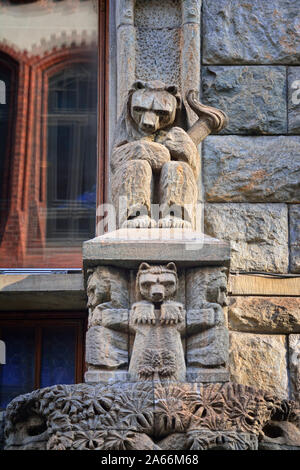 Bären an Pohjola Gebäude inspiriert durch finnische Märchens Michelle Enemark. Aleksanterinkatu Straße, Helsinki. Finnland Stockfoto