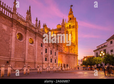 Sonnenuntergang in Sevilla Sevilla Sevilla Spanien Sevilla Sevilla Kathedrale von Sevilla und dem Allgemeinen Archiv der Indies Gebäude bei Nacht Sevilla Spanien EU Europa Stockfoto