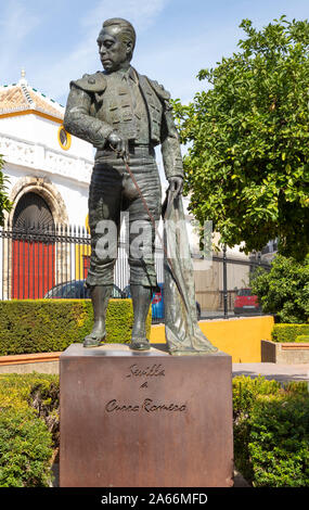 Statue von Francisco Romero López oder Curro Romero spanische Stierkämpfer außerhalb der Stierkampfarena von Sevilla Sevilla Sevilla Spanien Sevilla Andalusien Spanien EU Europa Stockfoto