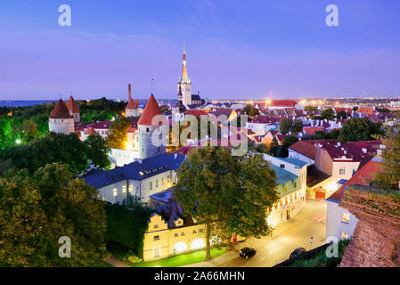 Blick auf die Altstadt von Toompea Hügel in der Abenddämmerung, ein UNESCO-Weltkulturerbe. Tallinn, Estland Stockfoto