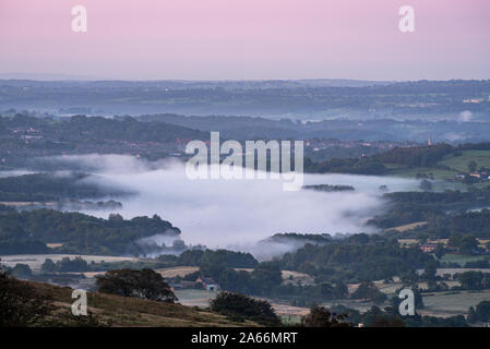 Einen Panoramablick auf Tittersworth Behälter eingehüllt in Nebel aus der Kakerlaken im Peak District National Park, Staffordshire, Großbritannien Stockfoto