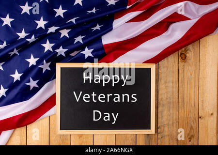 Flagge der Vereinigten Staaten von Amerika mit Schwarzen Brettes auf Holz- Hintergrund. USA Urlaub von Veteranen, Denkmal, Tag der Unabhängigkeit. Stockfoto
