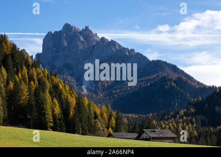 Kleine Hütte im Herbst Dolomiten. Stockfoto