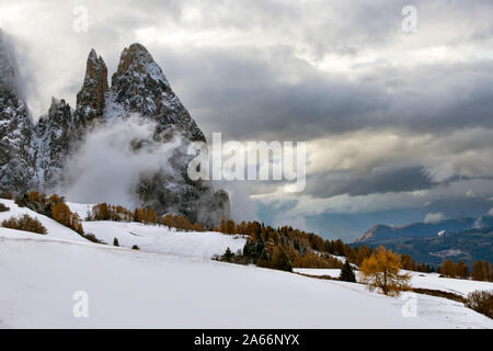 Wunderschön verschneiten Berge in Seiser Alm, Dolomiten - Winterurlaub Ziel Stockfoto