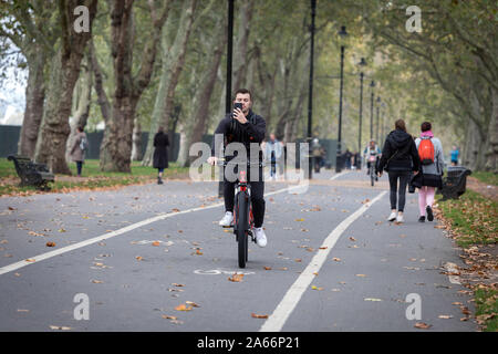 Ein Radfahrer und Wanderer im Hyde Park, London Stockfoto