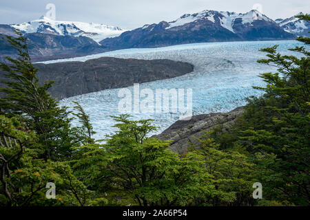 Grey Gletscher, umgeben von Bergen, Torres del Paine Nationalpark, Magallanes Region, Chile Stockfoto