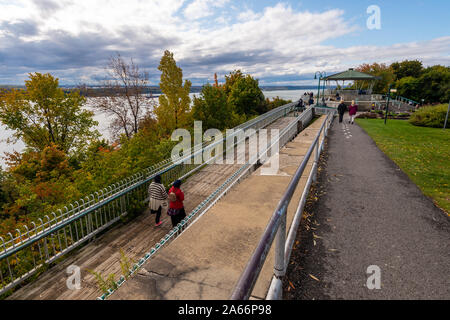 Quebec City, CA - 4. Oktober 2019 - Touristen, die in Quebec Gouverneur Promenade Stockfoto