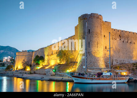 Boote vor der Burg von Kyrenia (Girne Kalesi) Nachts, Kyrenia (Girne), Kyrenia (Girne) Bezirk, Zypern (Nordzypern). Stockfoto