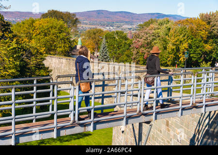 Quebec City, CA - 5. Oktober 2019 - Touristen, die die Stadt Quebec Befestigungen Stockfoto