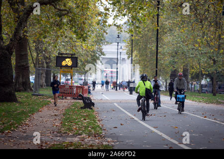 Radfahrer und Wanderer im Hyde Park, London Stockfoto