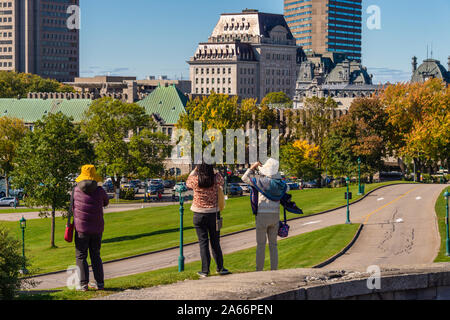 Quebec City, CA - 5. Oktober 2019 - Touristen, die die Stadt Quebec Befestigungen Stockfoto