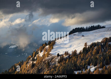 Wunderschön verschneiten Berge in Seiser Alm, Dolomiten - Winterurlaub Ziel Stockfoto