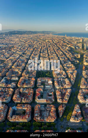 Spanien, Catalunya, Barcelona, Luftaufnahme von Eixample Sagrada Familia Kathedrale Stockfoto