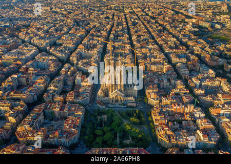 Spanien, Catalunya, Barcelona, Luftaufnahme von Eixample Sagrada Familia Kathedrale Stockfoto