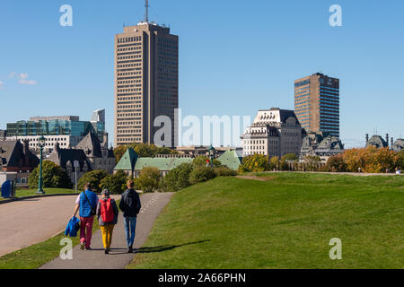 Quebec City, CA - 5. Oktober 2019 - Touristen, die die Stadt Quebec Befestigungen Stockfoto