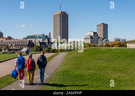 Quebec City, CA - 5. Oktober 2019 - Touristen, die die Stadt Quebec Befestigungen Stockfoto