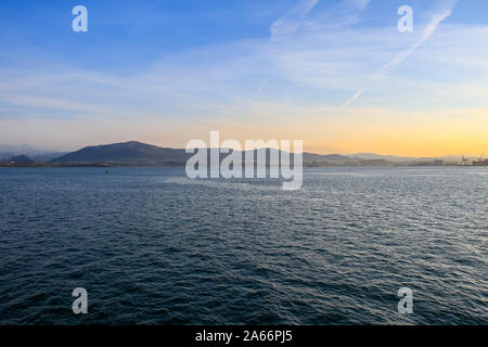 Sonnenuntergang an der Bucht von Santander. Kantabrien, Spanien Stockfoto