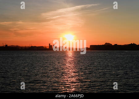 Sonnenuntergang an der Bucht von Santander. Kantabrien, Spanien Stockfoto