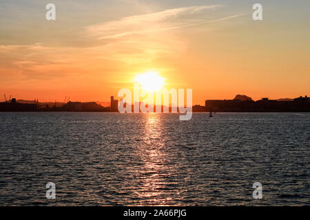 Sonnenuntergang an der Bucht von Santander. Kantabrien, Spanien Stockfoto