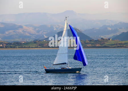 Schönen Meereslandschaft mit Yacht Segeln in der Bucht, mit Segel weiß und blau und Nebel im Hintergrund Stockfoto