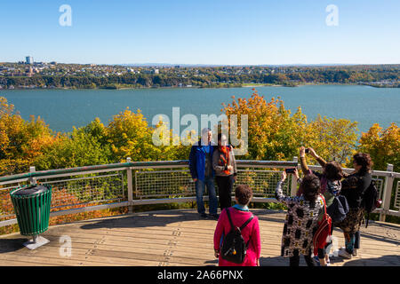 Quebec City, CA - 5. Oktober 2019 - Touristen für Bilder vor saint-lawrence Fluss und Levis Stadt posing Stockfoto