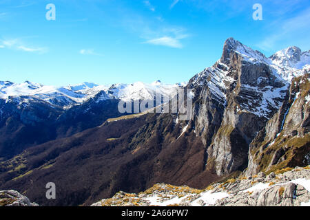 Winterlandschaft in Picos de Europa Berge, Kantabrien, Spanien. Die gezackten, tief zerklüfteten Picos de Europa Berge straddle Südosten Asturien, so Stockfoto