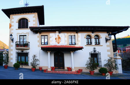 Schönes Haus in Potes, eine Gemeinde in der autonomen Gemeinschaft Kantabrien in Spanien Stockfoto