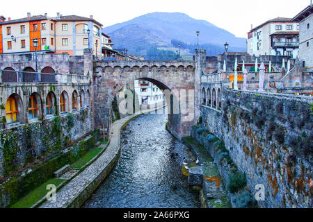 Panorama der alten Brücke in Potes, eine Gemeinde in der autonomen Gemeinschaft Kantabrien in Spanien Stockfoto