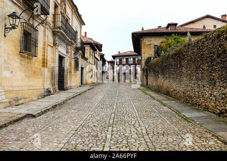 Santillana del Mar, historischen Stadt in Kantabrien, Spanien gelegen. Die vielen historischen Gebäuden locken Tausende von Urlaubern jedes Jahr Stockfoto