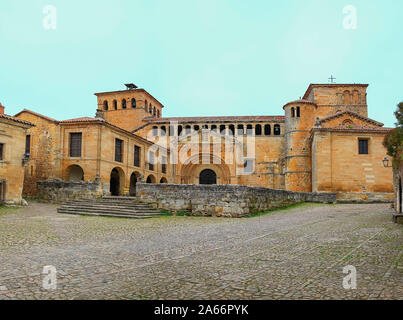 Santillana del Mar Stiftskirche, die romanischen Herzen von Santillana del Mar. Die Kirche hat ihren Ursprung in einem Kloster aus 870. Tradition Stockfoto