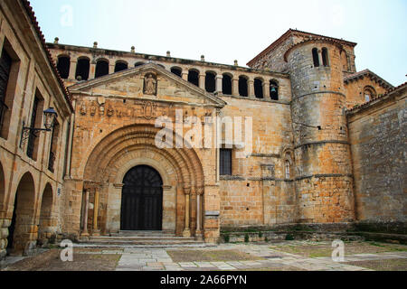 Santillana del Mar Stiftskirche, die romanischen Herzen von Santillana del Mar. Die Kirche hat ihren Ursprung in einem Kloster aus 870. Tradition Stockfoto