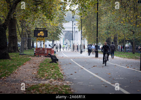 Radfahrer und Wanderer im Hyde Park, London Stockfoto