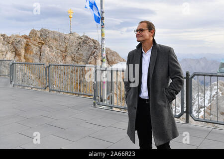 Grainau, Deutschland. 24 Okt, 2019. Michael Mueller (BM Berlin) steht auf der Aussichtsplattform auf die Zugspitze. Einzelbild, Single Cut Motiv, halb Bild, halb Abbildung. Premierminister Soeder lädt ein zu der jährlichen Konferenz der Staats- und Regierungschefs auf Schloss Elmau am 24. und 25.10.2019. | Verwendung der weltweiten Kredit: dpa/Alamy leben Nachrichten Stockfoto