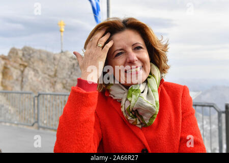 Grainau, Deutschland. 24 Okt, 2019. Malu Dreyer (MP Rheinland Pfalz), steht auf der Aussichtsplattform auf die Zugspitze. Einzelbild, Single Cut Motiv, Porträt, Porträt, Porträt. Premierminister Soeder lädt ein zu der jährlichen Konferenz der Staats- und Regierungschefs auf Schloss Elmau am 24. und 25.10.2019. | Verwendung der weltweiten Kredit: dpa/Alamy leben Nachrichten Stockfoto