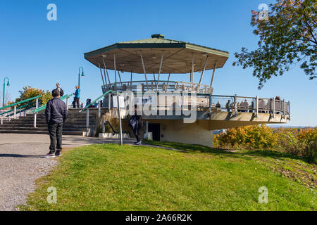 Quebec City, CA - 5. Oktober 2019 - Touristen, die in Quebec Gouverneure Promenade Stockfoto