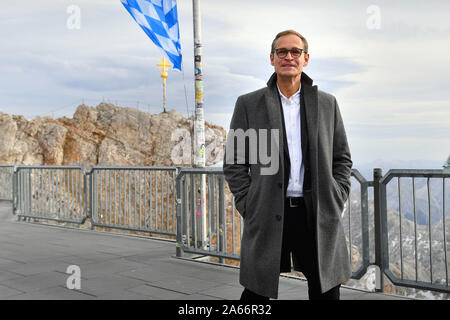 Grainau, Deutschland. 24 Okt, 2019. Michael Mueller (BM Berlin) steht auf der Aussichtsplattform auf die Zugspitze. Einzelbild, Single Cut Motiv, halb Bild, halb Abbildung. Premierminister Soeder lädt ein zu der jährlichen Konferenz der Staats- und Regierungschefs auf Schloss Elmau am 24. und 25.10.2019. | Verwendung der weltweiten Kredit: dpa/Alamy leben Nachrichten Stockfoto