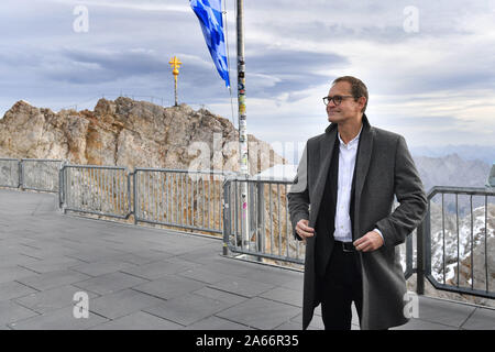 Grainau, Deutschland. 24 Okt, 2019. Michael Mueller (BM Berlin) steht auf der Aussichtsplattform auf die Zugspitze. Einzelbild, Single Cut Motiv, halb Bild, halb Abbildung. Premierminister Soeder lädt ein zu der jährlichen Konferenz der Staats- und Regierungschefs auf Schloss Elmau am 24. und 25.10.2019. | Verwendung der weltweiten Kredit: dpa/Alamy leben Nachrichten Stockfoto