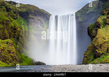 Malerischer Blick auf Skogafoss Wasserfall auf der Klippe, South Island, Island Stockfoto