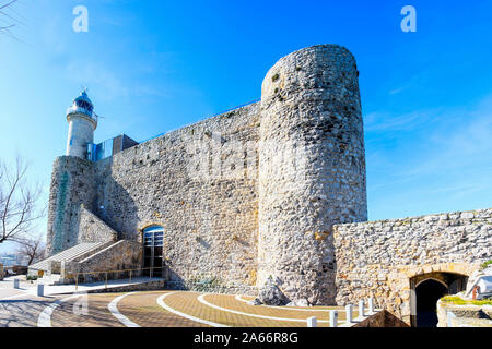 Mittelalterliche Burg und Leuchtturm St. Ana in Noja, Kantabrien, Spanien Stockfoto