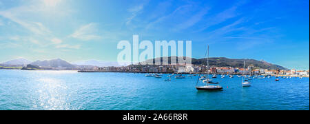 Panoramablick auf Castro Urdiales, Küstenstadt in Kantabrien mit Hafen und Burg, Spanien Stockfoto