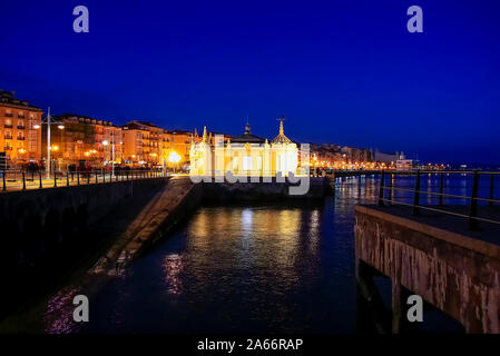 Die Vew von Santander Stadt von der Bucht von Santander in der Nacht. Kantabrien, Spanien Stockfoto