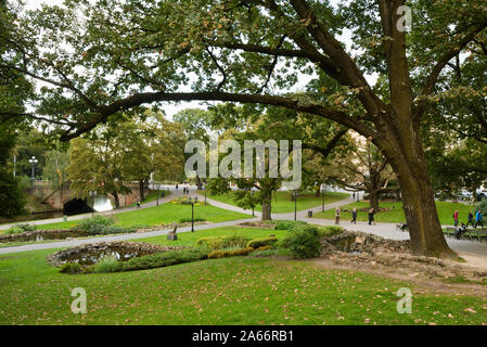 Bastion Hill Park (Bastejkalns Park) ist ein schöner und ruhiger Park entlang eines Kanals der Fluss Daugava, im Zentrum von Riga. Lettland Stockfoto