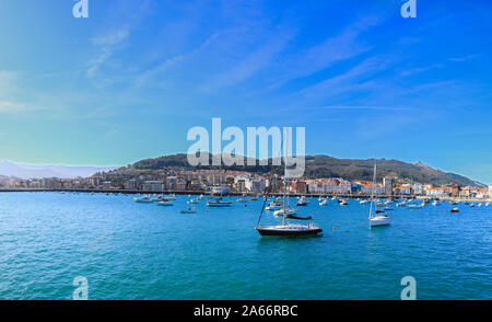 Panoramablick auf Castro Urdiales, Küstenstadt in Kantabrien mit Hafen und Burg, Spanien Stockfoto