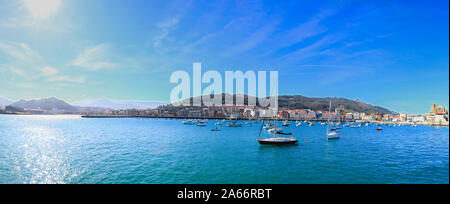 Panoramablick auf Castro Urdiales, Küstenstadt in Kantabrien mit Hafen und Burg, Spanien Stockfoto