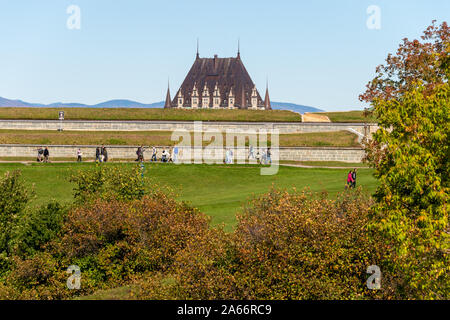 Quebec City, CA - 5. Oktober 2019 - Touristen, die die Stadt Quebec Befestigungen Stockfoto