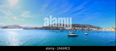 Panoramablick auf Castro Urdiales, Küstenstadt in Kantabrien mit Hafen und Burg, Spanien Stockfoto