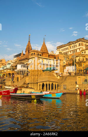 Indien, Uttar Pradesh, Varanasi, Blick Richtung getaucht Shiva Tempel am Scindia Ghat Stockfoto