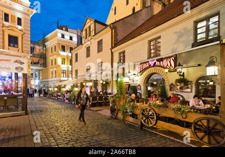 Restaurants am Abend bei livu Square. Riga, Lettland Stockfoto