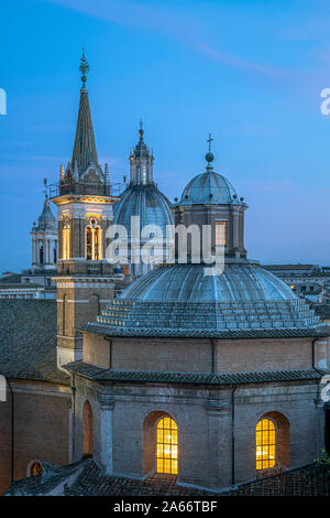 Italien, Latium, Rom, Ponte, Chiesa di Santa Maria della Pace im Vordergrund, Sant'Agnese in Agone über Stockfoto